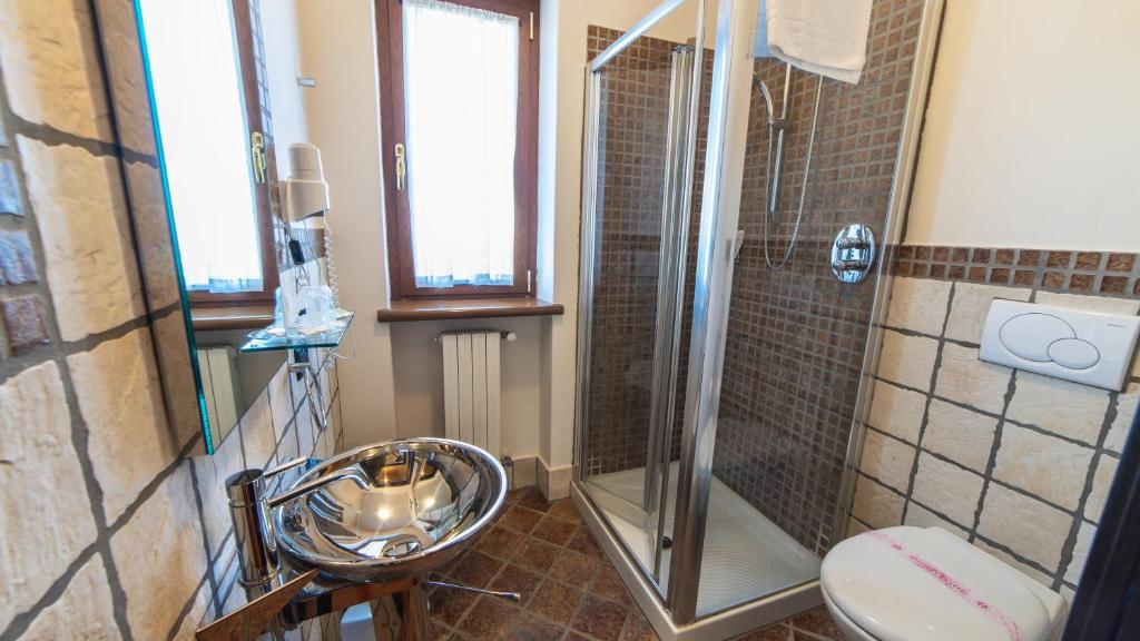Koupelna v ubytování Sogni di Langa