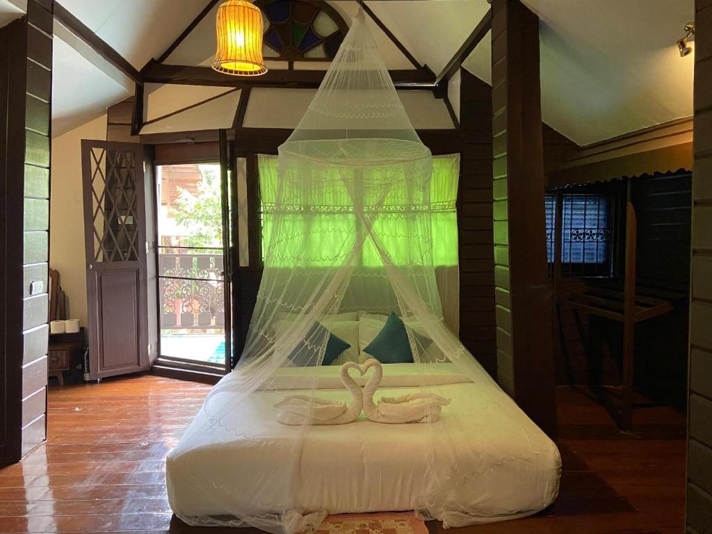 Postel nebo postele na pokoji v ubytování DONPIN8-Timeless House Chiang Mai