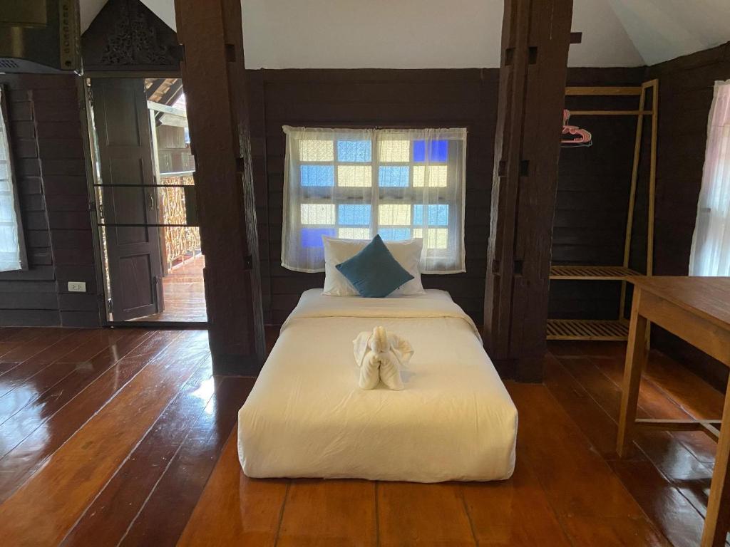 Postel nebo postele na pokoji v ubytování DONPIN8-Timeless House Chiang Mai