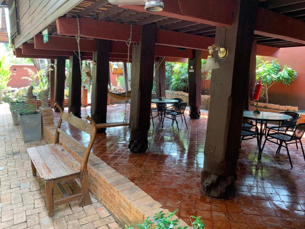 Patio nebo venkovní prostory v ubytování DONPIN8-Timeless House Chiang Mai