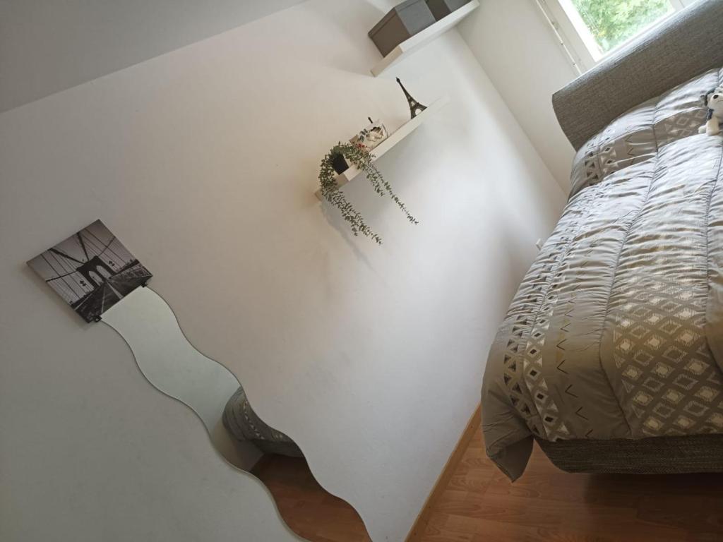 a bedroom with a bed with a guitar on the wall at habitación en piso compartido in Yverdon-les-Bains