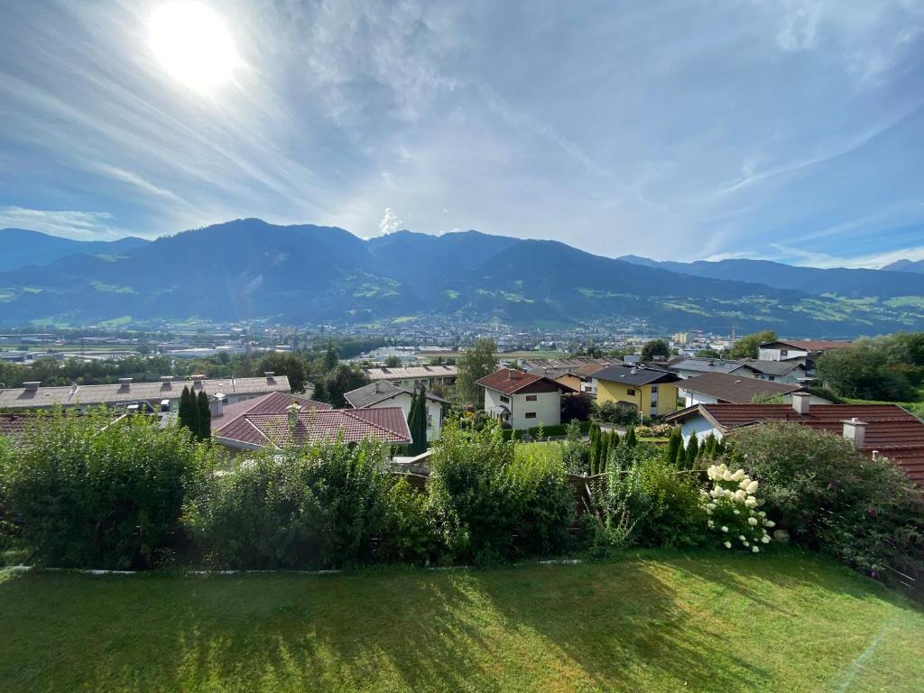 une ville avec des maisons et des montagnes en arrière-plan dans l'établissement Apartment „AlpView“,Tirol mit Sauna und Pool, à Vomp