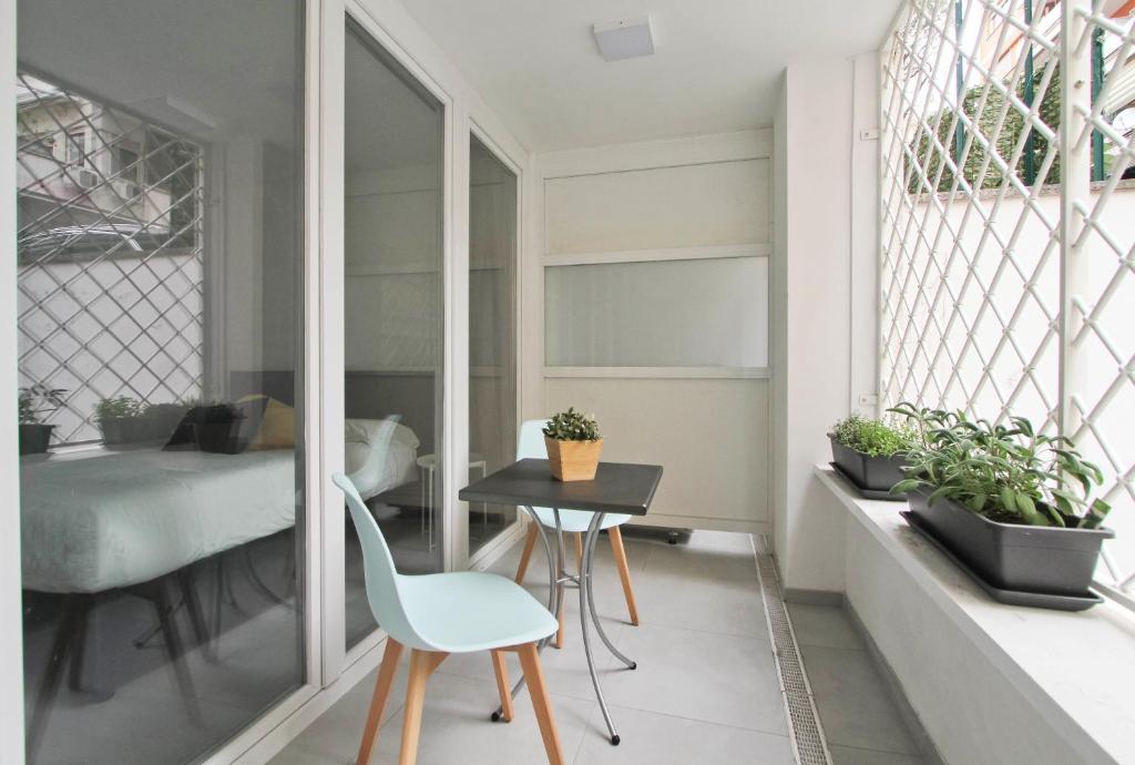 Vatican Loft - Rooms & Apartments - Family Room With Balcony