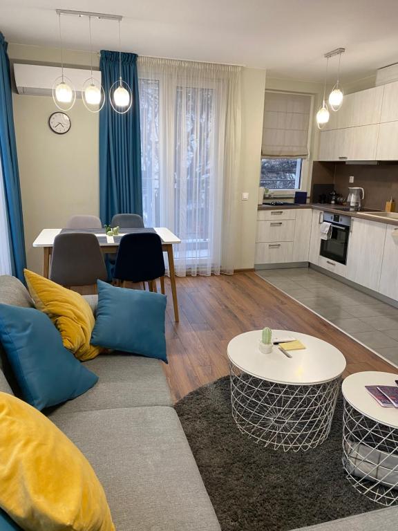 ein Wohnzimmer mit Sofa und Tisch in der Unterkunft Уютен апартамент на 3 мин. от главната и Капана +паркинг in Plowdiw