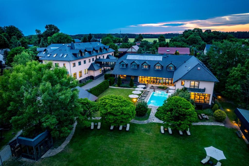 een luchtzicht op een huis met een tuin bij Christinenhof & Spa - Wellnesshotel am Rande des Spreewalds in Tauer