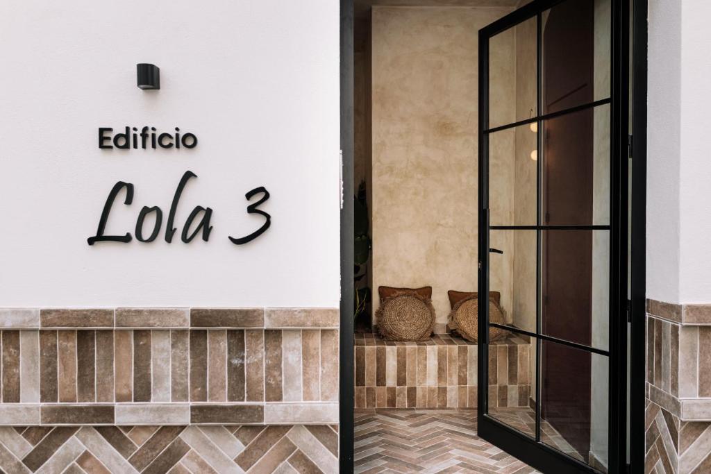une porte menant au hall d'un magasin de mode dans l'établissement Edificio Lola 3, à Lucena
