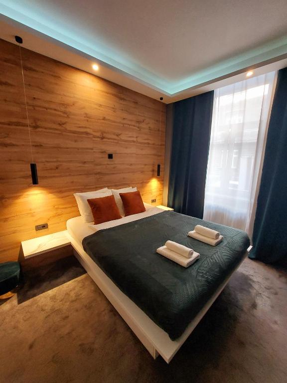 Uma cama ou camas num quarto em A8 b&b