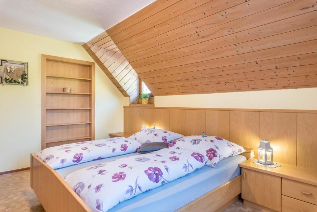 Łóżko lub łóżka w pokoju w obiekcie Oberwieserhof App 3