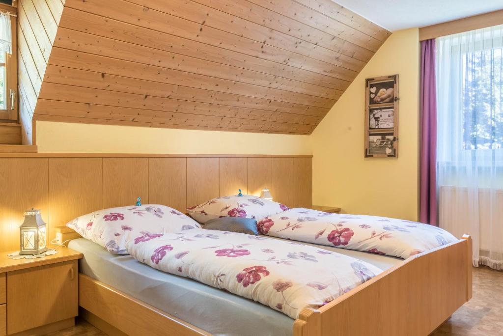 sypialnia z łóżkiem z 2 poduszkami w obiekcie Oberwieserhof App 3 w mieście San Lorenzo di Sebato