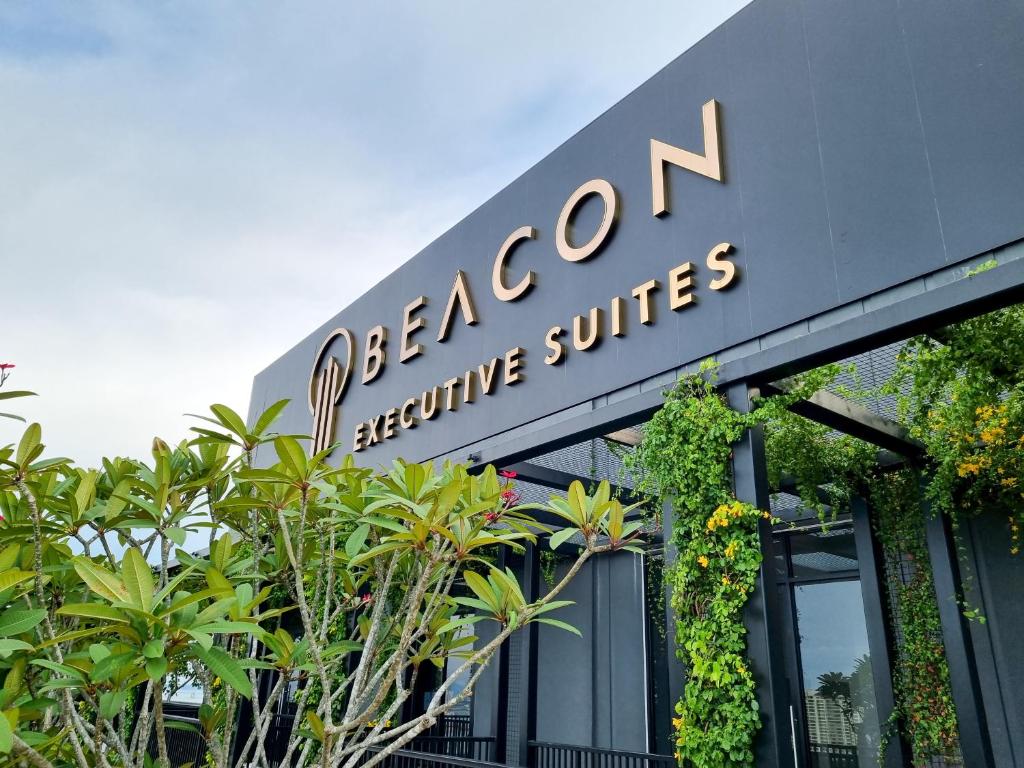 een bord aan de voorzijde van een gebouw bij Lavish Beacon Executive Suites by Bin Dao Wu Homestay Penang in George Town