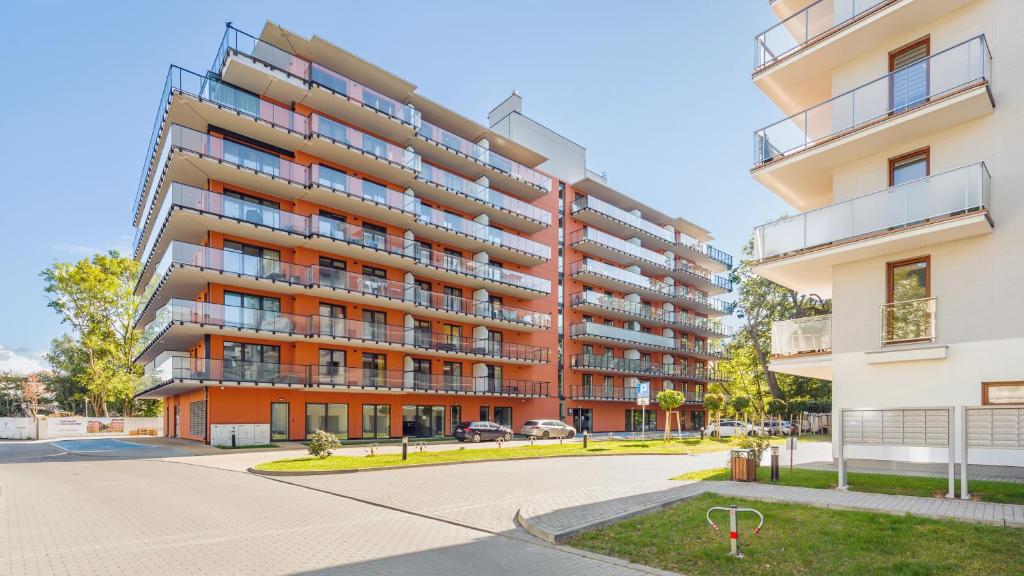 an image of an apartment building at Apartamenty Sun & Snow Wyspa Solna in Kołobrzeg