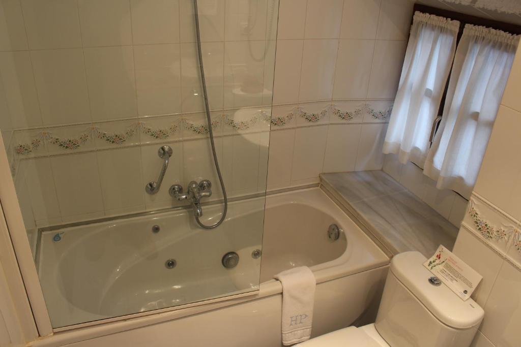 uma casa de banho com banheira e WC em Hotel Casa Prendes em Cudillero