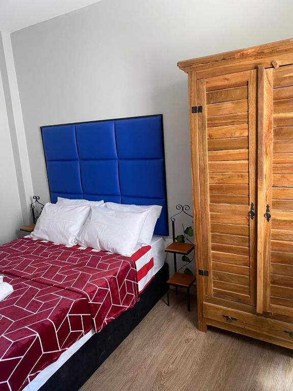 Giường trong phòng chung tại Aruanã Suite Blue