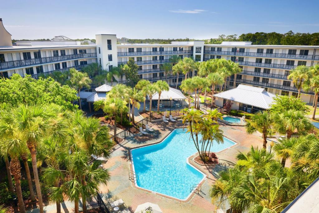 - une vue aérienne sur un complexe avec une piscine et des palmiers dans l'établissement Staybridge Suites Orlando Royale Parc Suites, an IHG Hotel, à Orlando