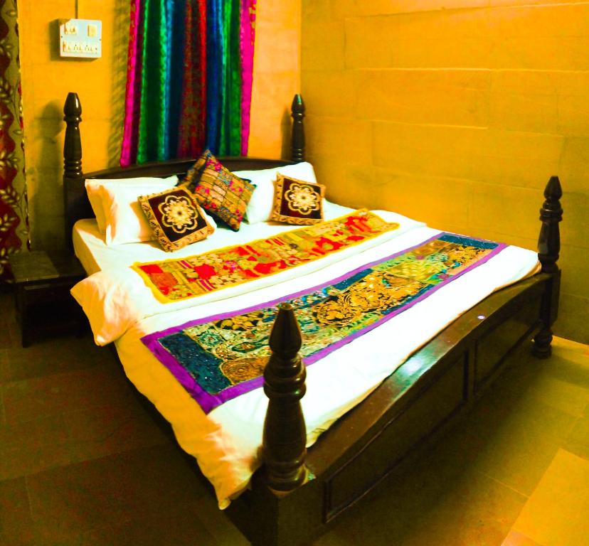 Postel nebo postele na pokoji v ubytování Hotel Fotiya jaisalmer