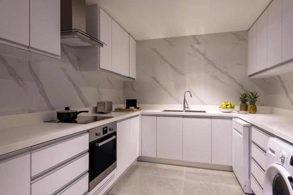 Steigenberger Residence Dohaにあるキッチンまたは簡易キッチン
