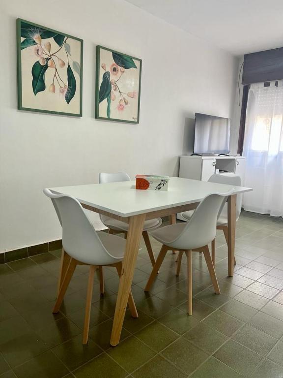 a table and chairs in a room with a kitchen at depto "A" 1 dormitorio centro in Trelew