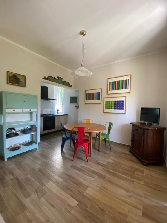 - une cuisine et une salle à manger avec une table et des chaises dans l'établissement “Da Gio” in un antico borgo di Genova, à Gênes