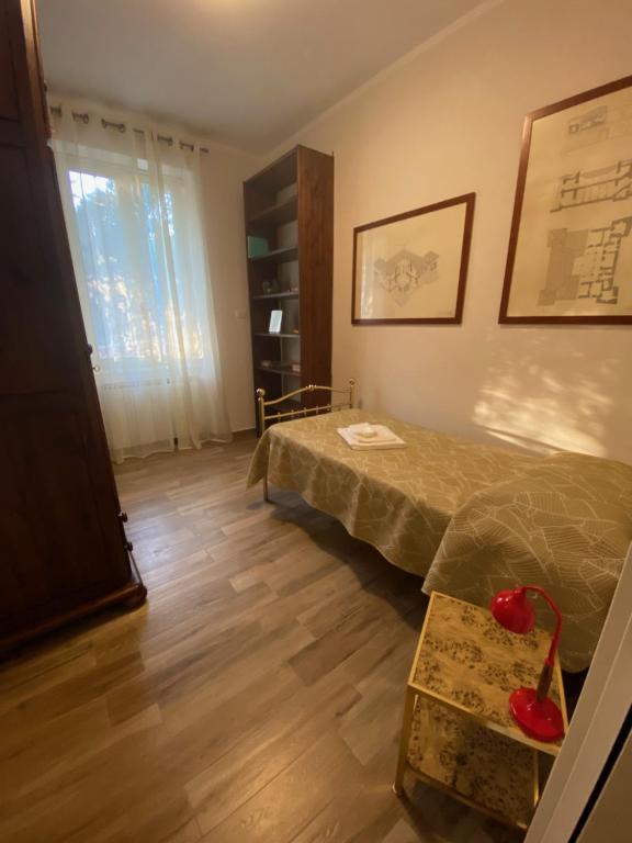 sypialnia z łóżkiem i drewnianą podłogą w obiekcie “Da Gio” in un antico borgo di Genova w Genui