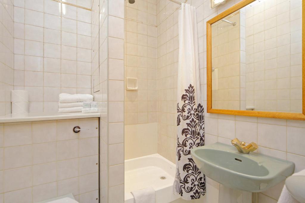 London Visitors Hotel - Driepersoonskamer Met Eigen Badkamer