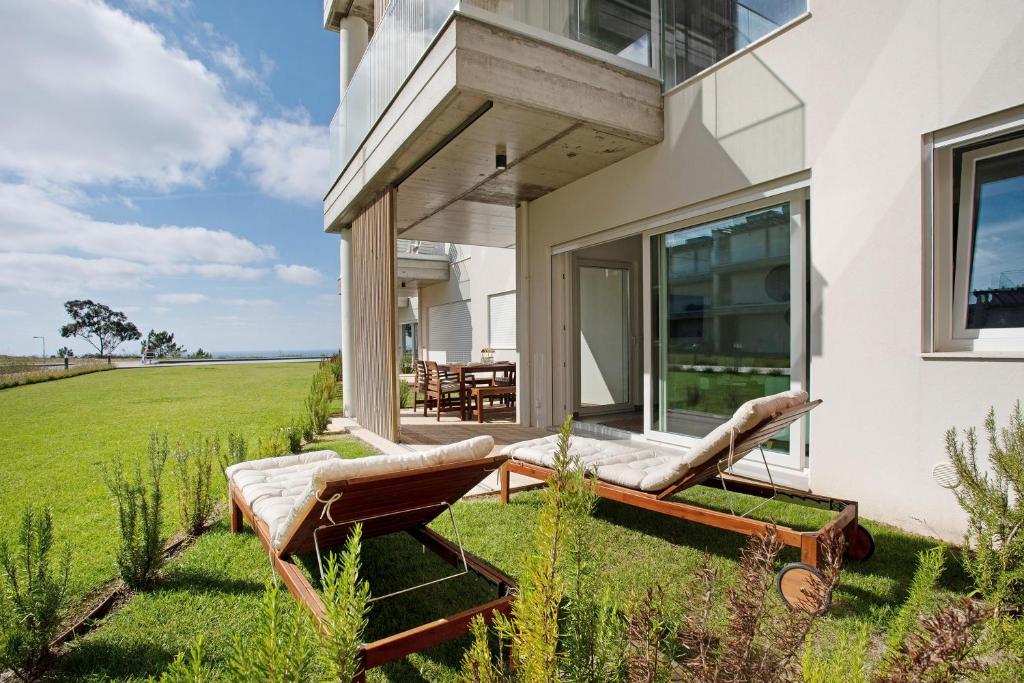 een huis met uitzicht op een veld bij Luxury Boho Style Apartment Nazaré in Nazaré