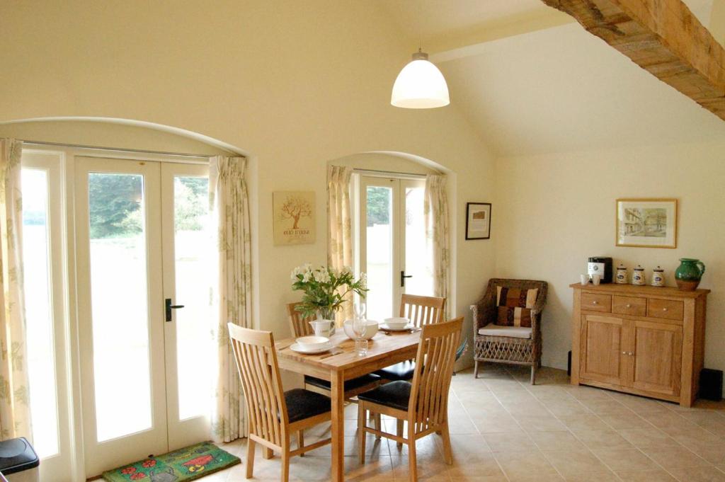 a dining room with a table and chairs at Romulus 