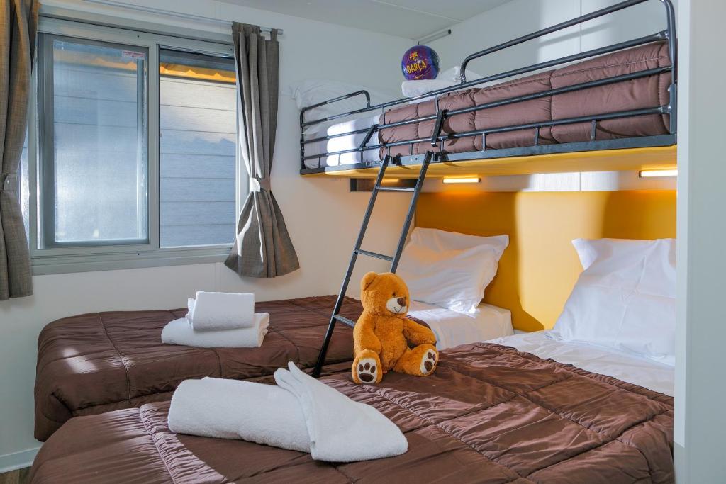 Postel nebo postele na pokoji v ubytování hu Norcenni Girasole village