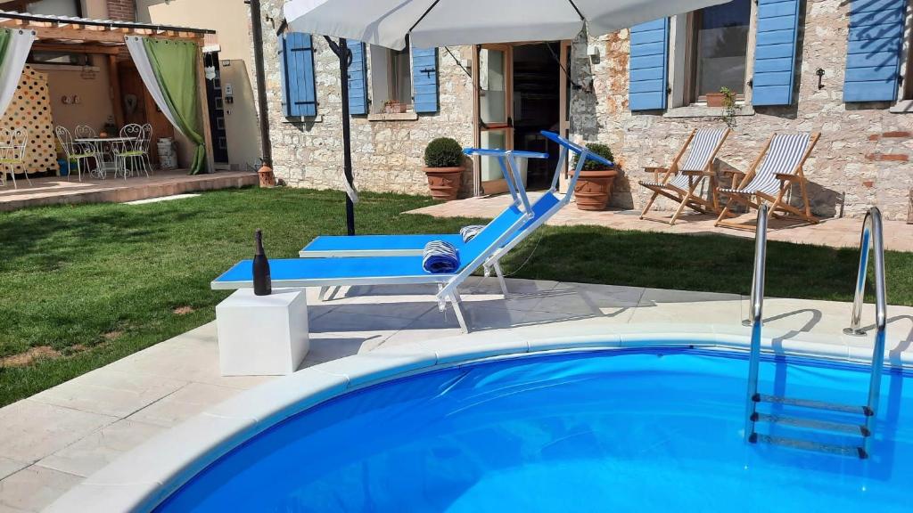 una piscina con un tobogán en un patio en La Fassina, en Valdobbiadene