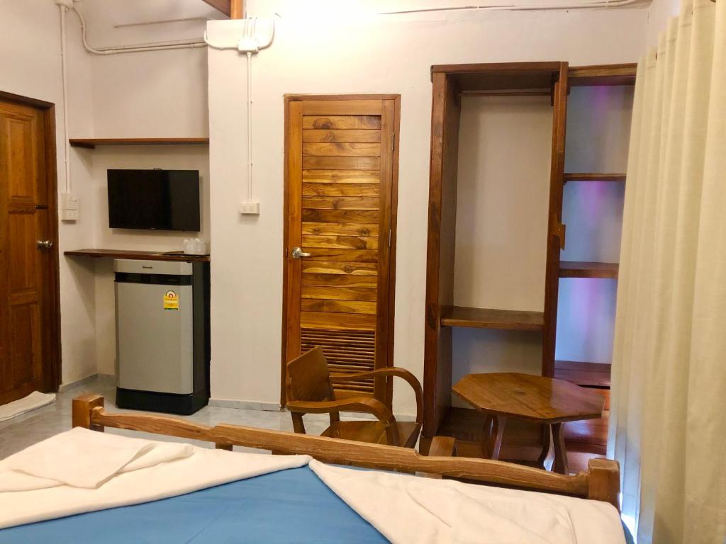 TV a/nebo společenská místnost v ubytování Baan Chan Lay Koh Chang