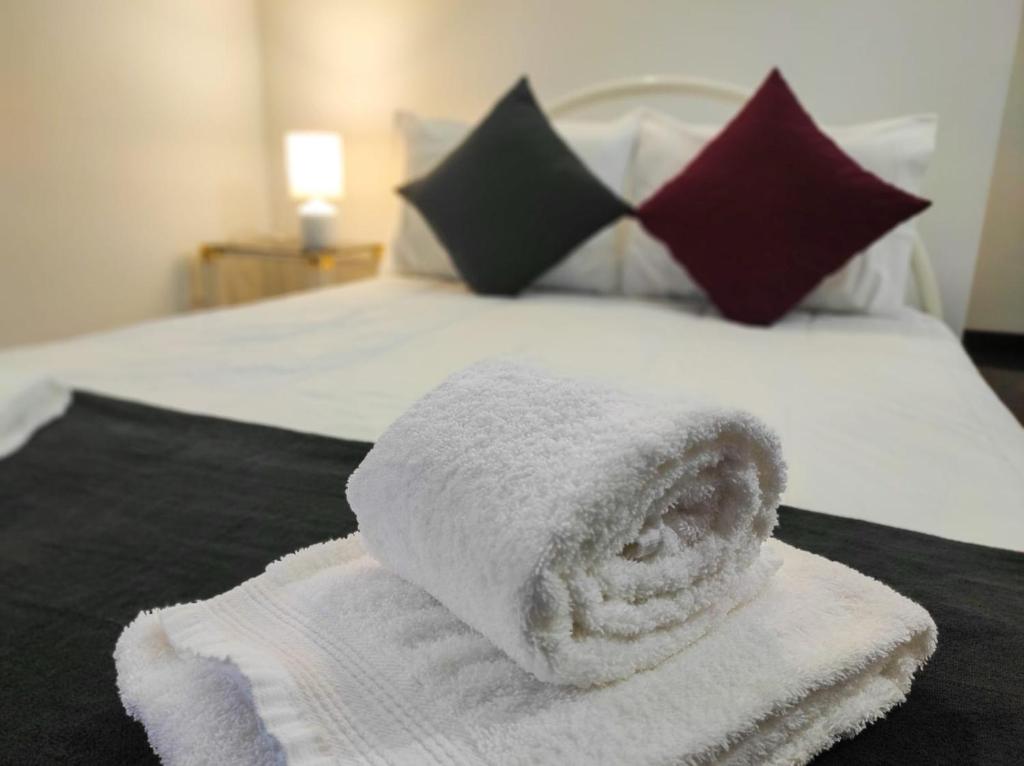 uma toalha branca sentada em cima de uma cama em Alojamento Local Tamega em Amarante