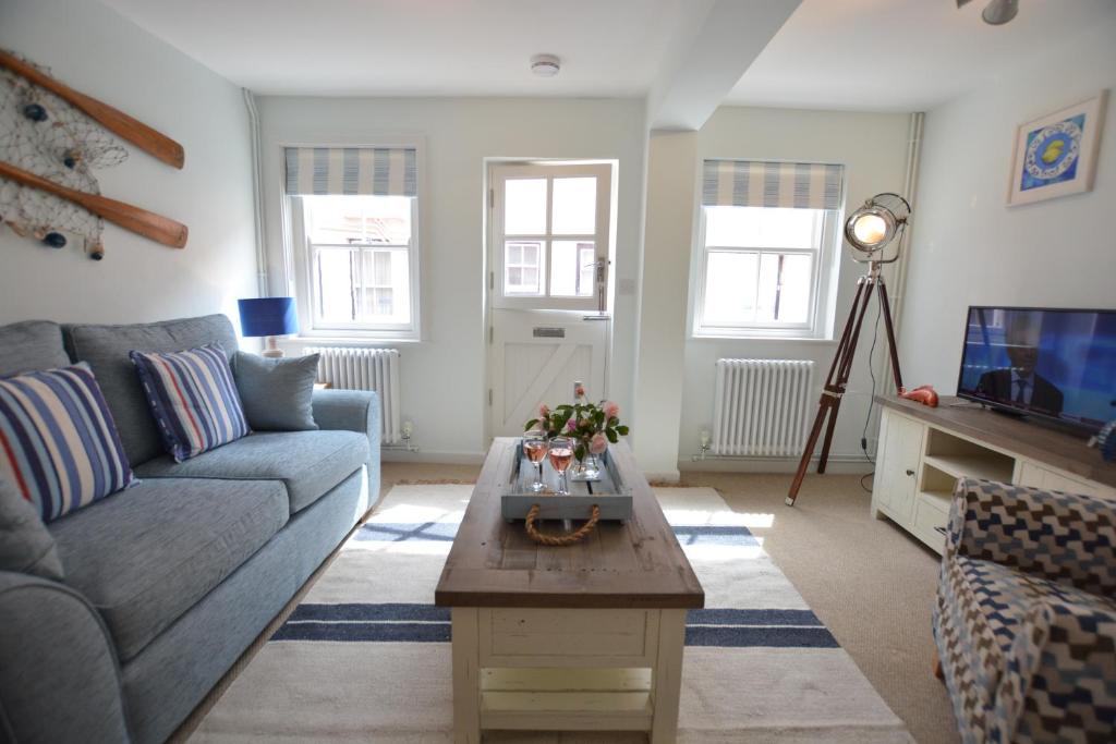 - un salon avec un canapé et une table basse dans l'établissement Alinka, Aldeburgh, à Aldeburgh
