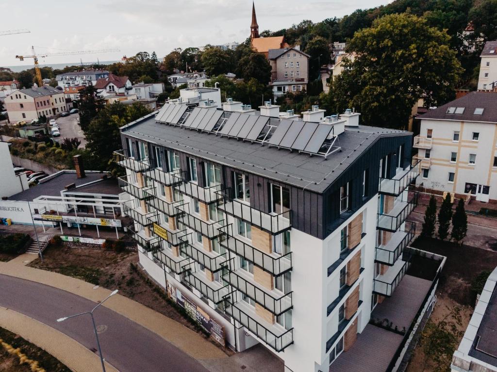 an apartment building with solar panels on the roof at Norwida 17 in Międzyzdroje