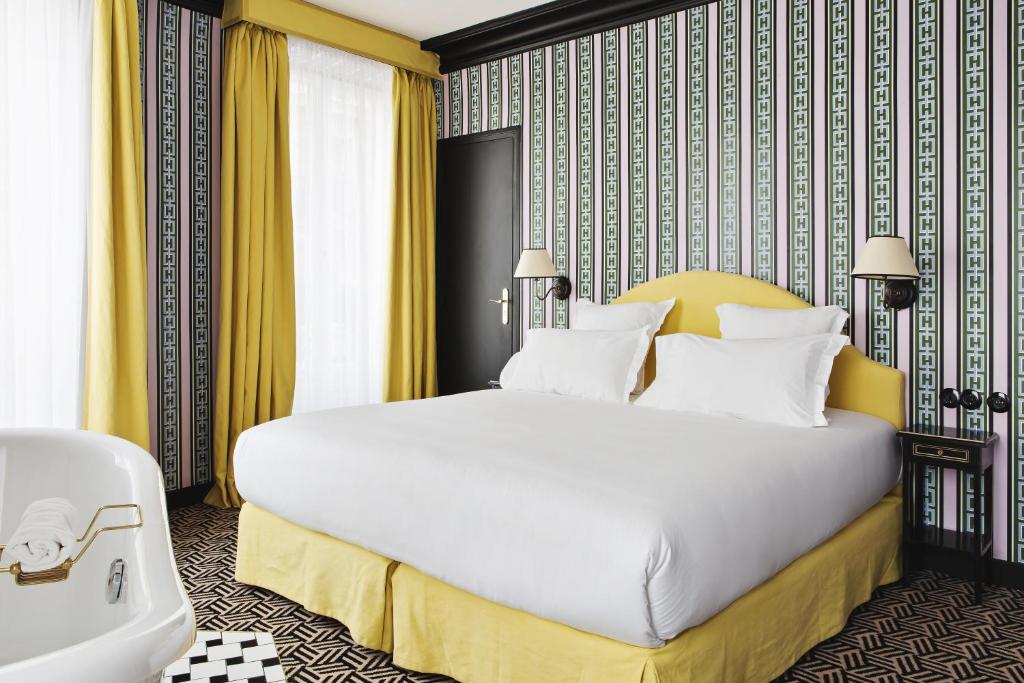 Een bed of bedden in een kamer bij Hôtel Les Deux Gares