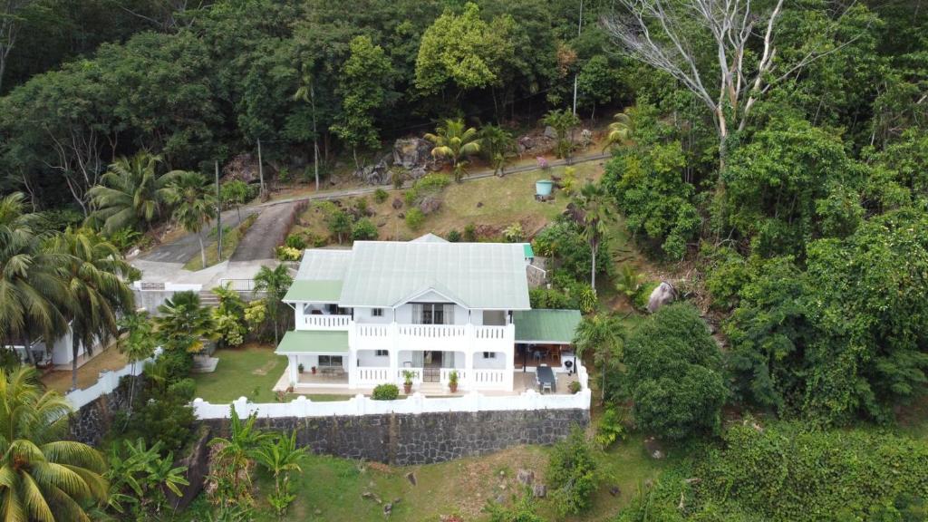 una vista aerea di una casa bianca nella foresta di Bottle Palm Villa a Victoria