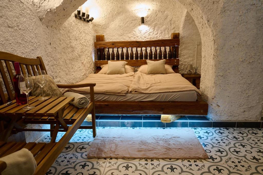 1 dormitorio con 1 cama y un banco en una habitación en Sklep jinak en Jihlava