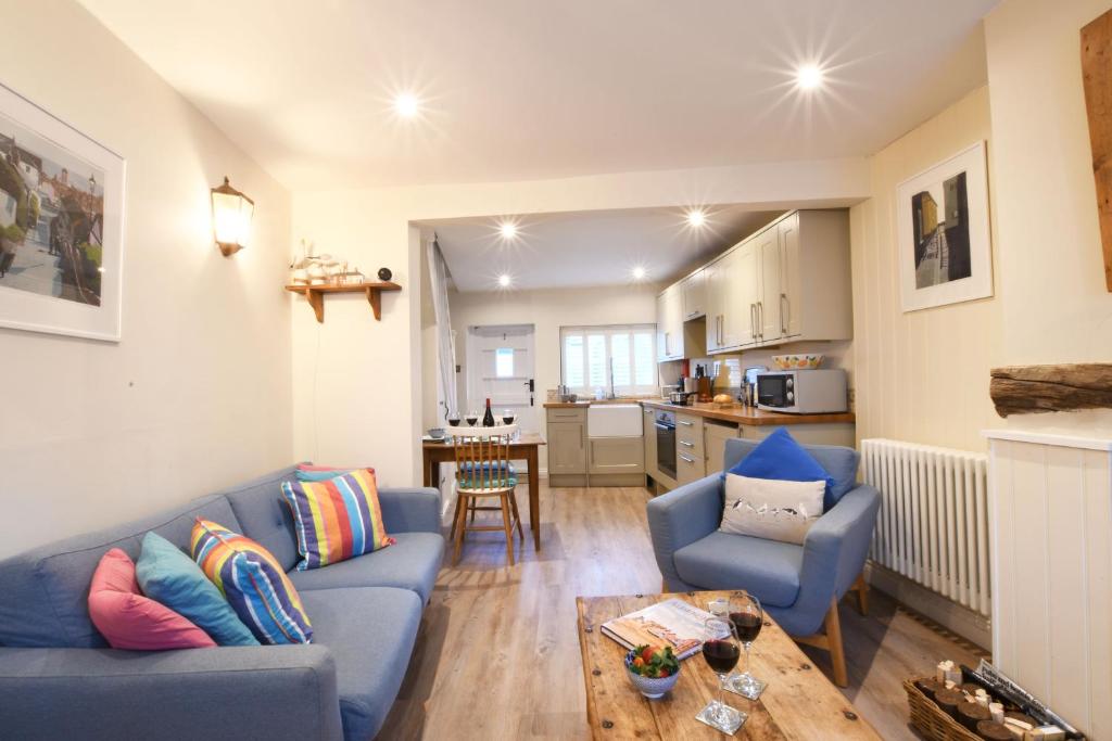 uma sala de estar com um sofá azul e uma mesa em Smugglers Rest, Aldeburgh em Aldeburgh