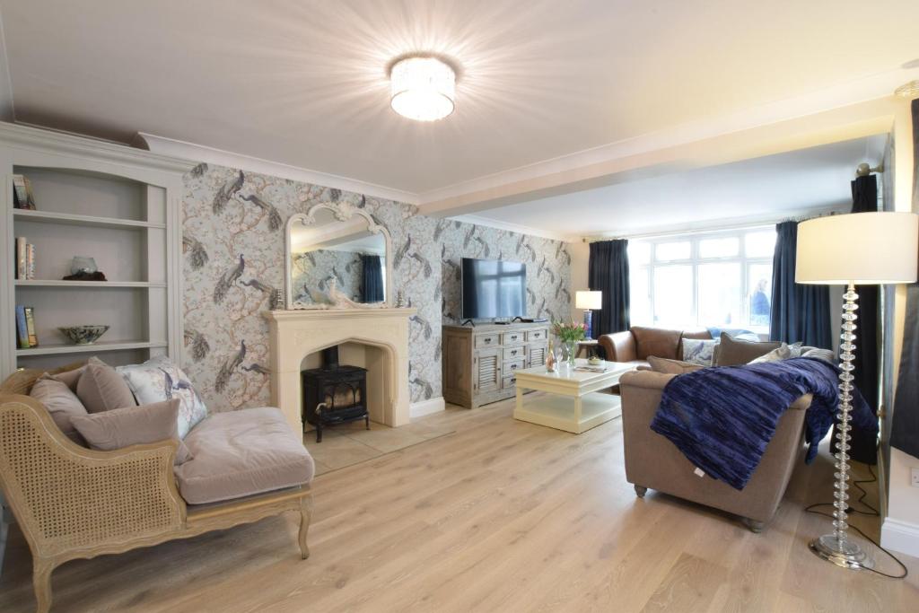 uma sala de estar com um sofá e uma lareira em Napier House, Southwold em Southwold