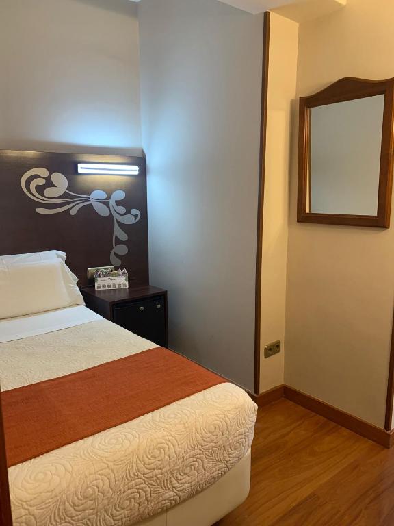 Postel nebo postele na pokoji v ubytování Hotel Alameda Málaga
