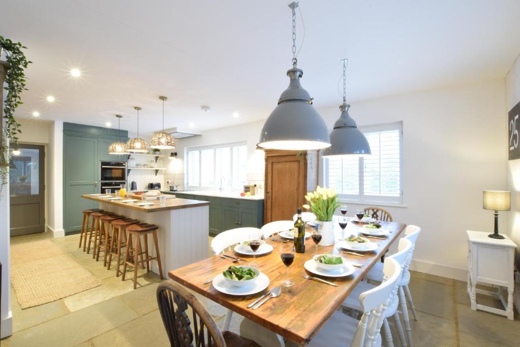 uma cozinha e sala de jantar com uma mesa de madeira e cadeiras em Blackshore House, Wenhaston em Southwold