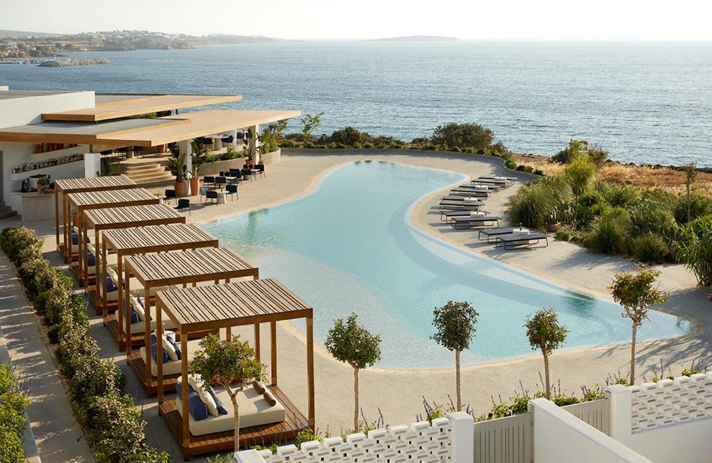 einen Luftblick auf ein Resort mit einem Pool in der Unterkunft PAROCKS Luxury Hotel & Spa in Ampelas