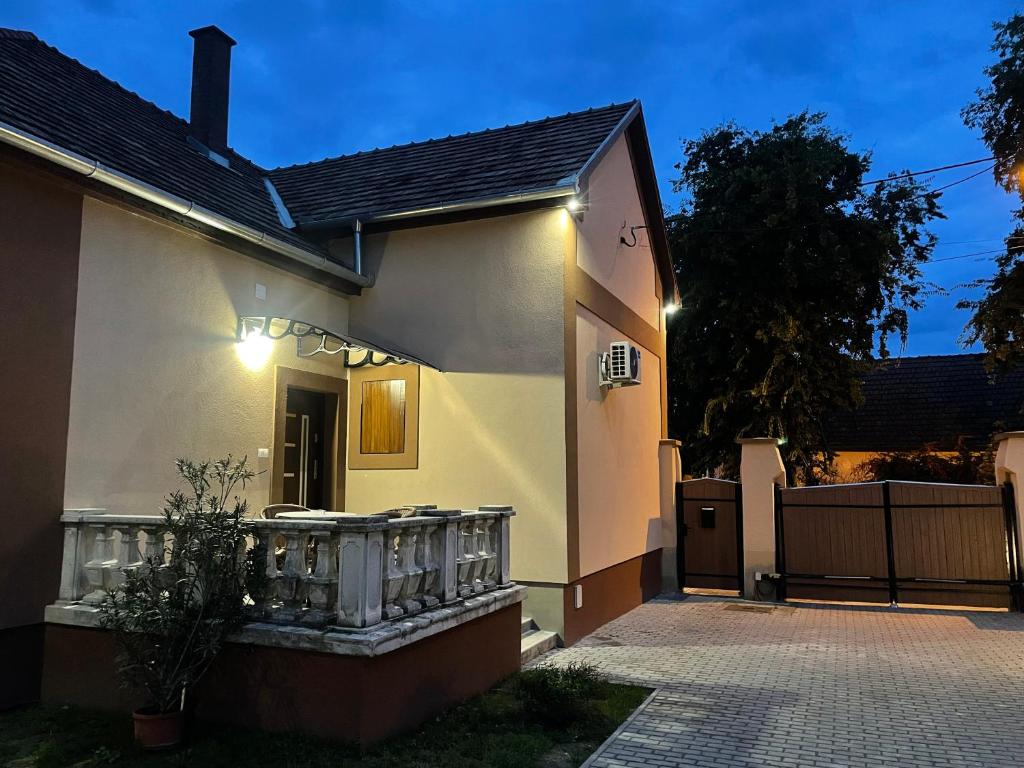 dom z balkonem z oświetleniem w obiekcie Kovács Apartmanház w mieście Kiskunhalas