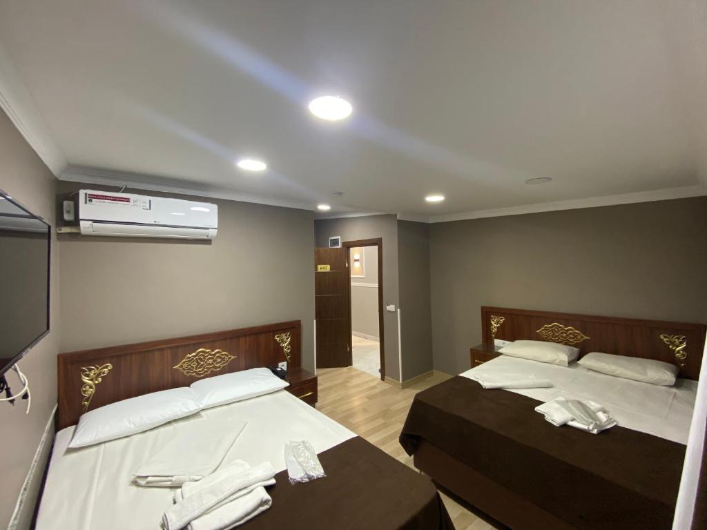 Postel nebo postele na pokoji v ubytování Grand Oral Hotel