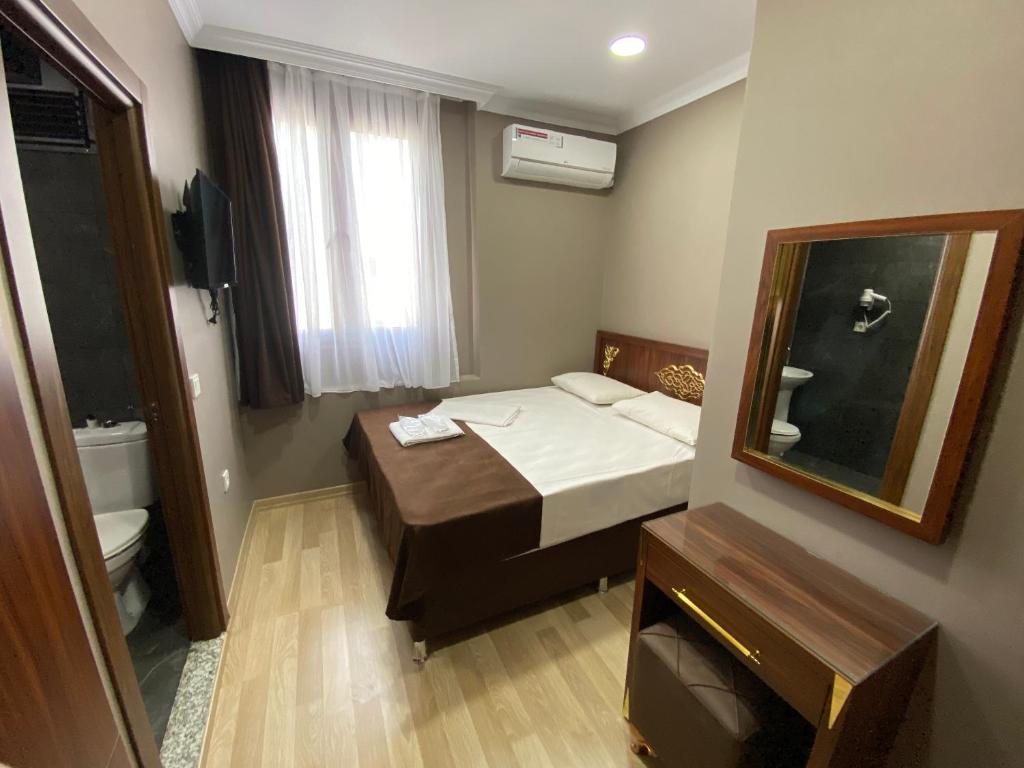 Postel nebo postele na pokoji v ubytování Grand Oral Hotel