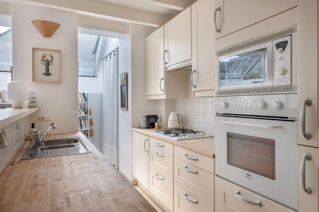 Kuchyňa alebo kuchynka v ubytovaní Maison de caractère à 100 mètres de la plage