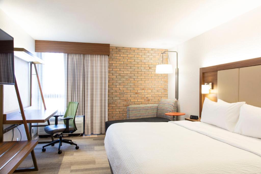 Holiday Inn Express - San Antonio Airport by IHG photo