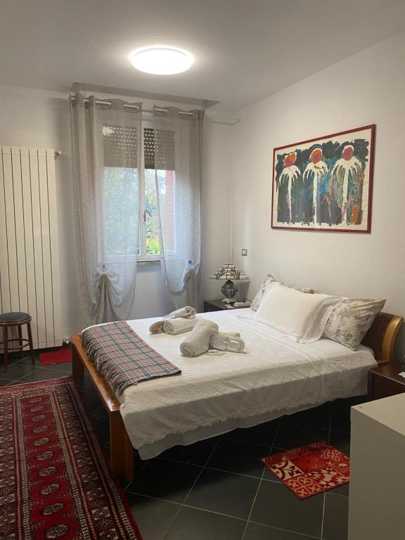 sypialnia z dużym łóżkiem z ręcznikami w obiekcie Al 20 Guest House Fiera Milano - Certosa - San Siro w Mediolanie
