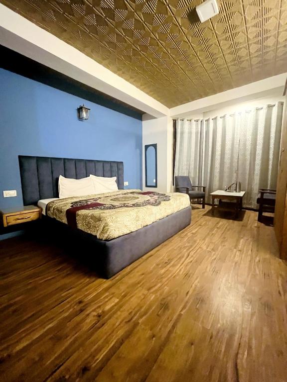 Voodi või voodid majutusasutuse Hotel The Sliver land # Mountain view # River view # Near Volvo Bus Stand # Family Hotel # Open Terrace toas