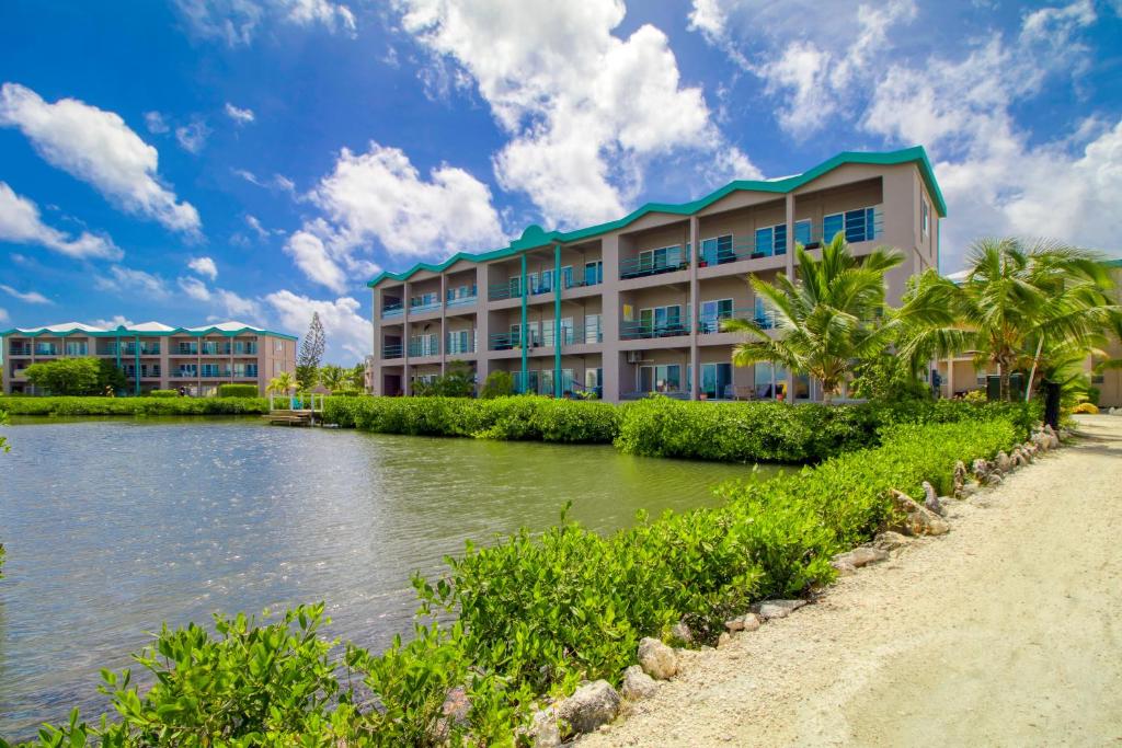 Cette chambre offre une vue sur un hôtel depuis la plage et dispose d'une masse d'eau. dans l'établissement Suite I302 at Mara Laguna Gold Standard Certified, à San Pedro