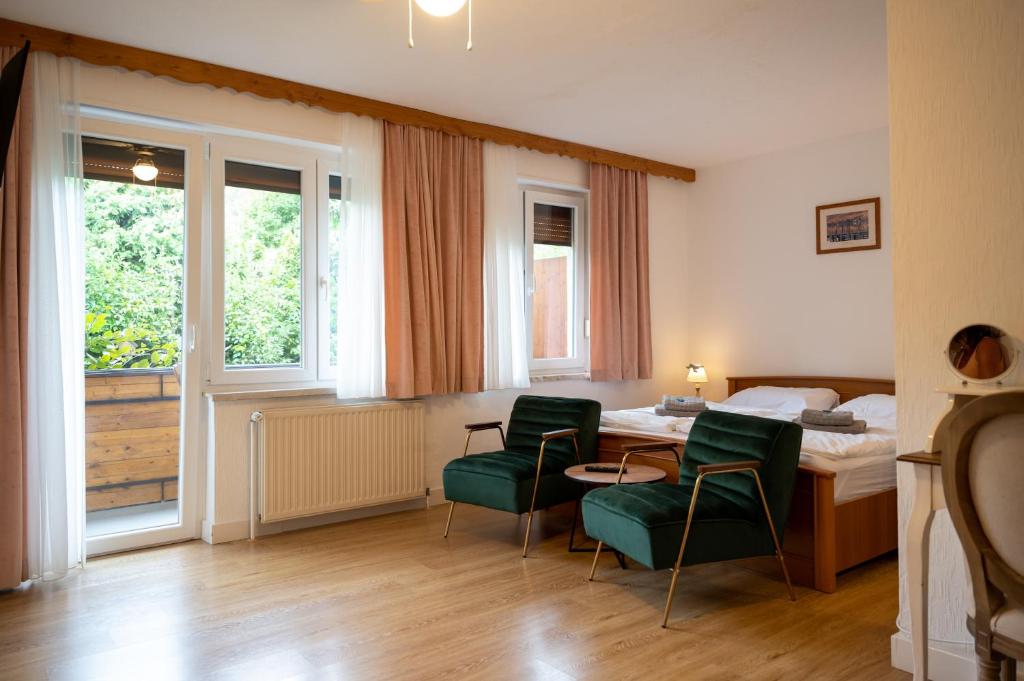 Zimmer mit einem Bett, einem Tisch und Stühlen in der Unterkunft Pension Kitty in Pörtschach am Wörthersee