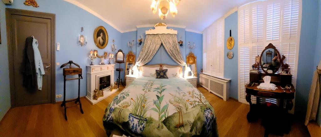 ブルージュにあるBoutique B&B Poppy'sの青い壁のベッドルーム1室(ベッド1台付)